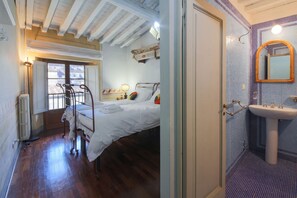 2 bedrooms, iron/ironing board, WiFi, bed sheets - Apartments Florence- Borgo Pinti with Frescoes (Firenze)