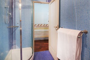 Douche, sèche-cheveux, bidet, serviettes fournies