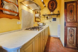 Frigorífico, microondas, placa de cocina y lavavajillas