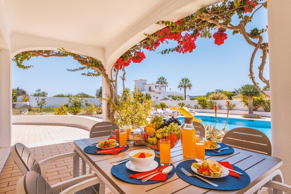 Outdoor dining - Villa in Albufeira With Private Pool (Albufeira)