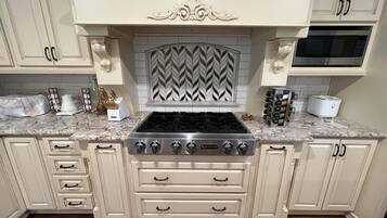 Een koelkast, een magnetron, een oven, een kookplaat