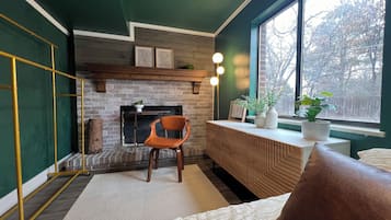 8 bedrooms, desk, iron/ironing board, travel crib