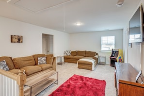 TV, fireplace, video games - 15 Mi to Dtwn Huntsville: Newly Built Home! (New Market)
