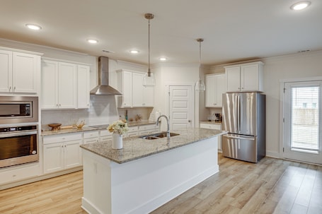 Microwave, dishwasher, coffee/tea maker, cookware/dishes/utensils. 15 Mi to Dtwn Huntsville: Newly Built Home!