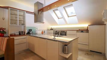 Fridge, oven, dishwasher, coffee/tea maker
