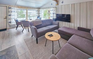 Smart TV, fireplace - 3 bedroom amazing home in Nøtterøy (Nøtterøy)