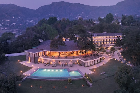 Fachada de la propiedad por la tarde o noche