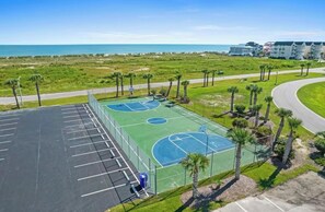 Sports court - Spacious 4BR/4BA condo just steps from Ocean Isle Beach! Towels/linens/pool club (Ocean Isle Beach)