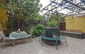 Outdoor dining - 1 bedroom pet friendly home in Mascalucia (Mascalucia)