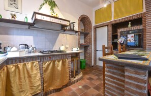 Frigorífico, placa de cocina y cafetera o tetera