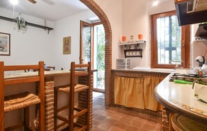 Fridge, stovetop, coffee/tea maker - 1 bedroom gorgeous home in Mascalucia (Mascalucia)