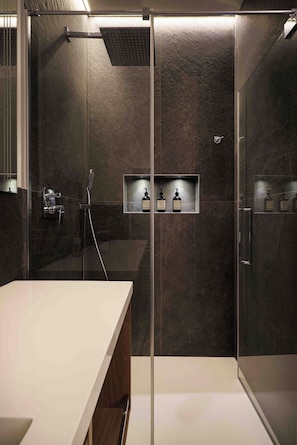 Luxury-Apartment, 2Â Schlafzimmer, KĂŒche, Poolblick | Badezimmer | Dusche, Regendusche, kostenlose Toilettenartikel, Haartrockner