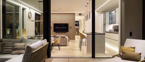 Luxe appartement, 2 slaapkamers, keuken, uitzicht op zwembad | Woonruimte | Een 65-inch smart-tv met satellietzenders, Netflix en streamingdiensten