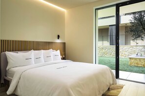 Luxury Condo, 2 Bedrooms, Kitchen, Pool View