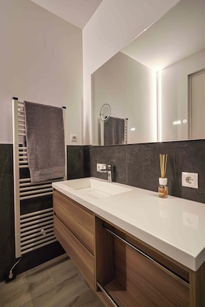 Appart'hôtel Luxe, 2 chambres, cuisine, vue piscine | Salle de bain | Douche, douche à « effet pluie », articles de toilette gratuits