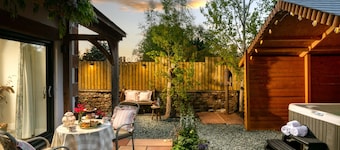 A cottage that sleeps 2 guests in 1 bedroom