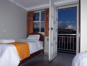 Habitación estándar con 2 camas individuales, 2 camas individuales, vista a la montaña | Escritorio, espacio para trabajar con laptop y wifi gratis 
