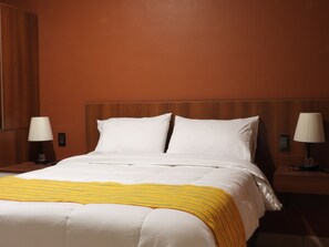 Habitación cuádruple familiar, 2 habitaciones, balcón | Escritorio, espacio para trabajar con laptop y wifi gratis 