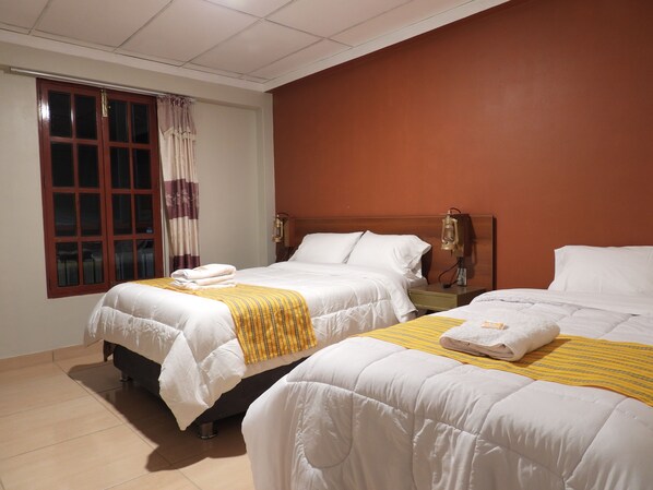 Habitación triple estándar, vista a la montaña | Escritorio, espacio para trabajar con laptop y wifi gratis 