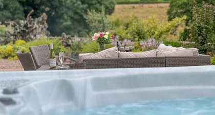 High House, Southwaite - a cottage that sleeps 10 guests in 5 bedrooms