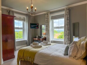 5 bedrooms, iron/ironing board, free WiFi, bed sheets