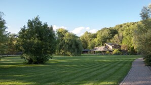 A well-maintained lawn with a brick pathway leading to a building with a sloped roof. - Enchanted Lodge 2 Great Ayton Yorkshire - sleeps 2 guests  in 1 bedroom (Great Ayton)