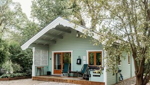 A small, light green house with a porch, two chairs, and a table. - Enchanted Lodge 2 Great Ayton Yorkshire - sleeps 2 guests  in 1 bedroom (Great Ayton)