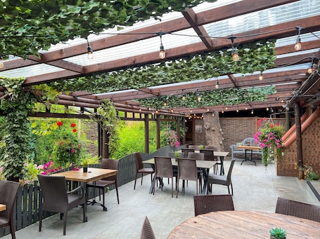Outdoor dining. Karma 5 Great Ayton Yorkshire - a lodge that sleeps 4 guests in 2 bedrooms