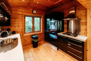 Kjøleskap, mikrobølgeovn, ovn og oppvaskmaskin