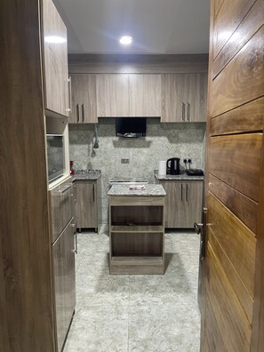 Kühlschrank, Mikrowelle, Ofen, Herdplatte