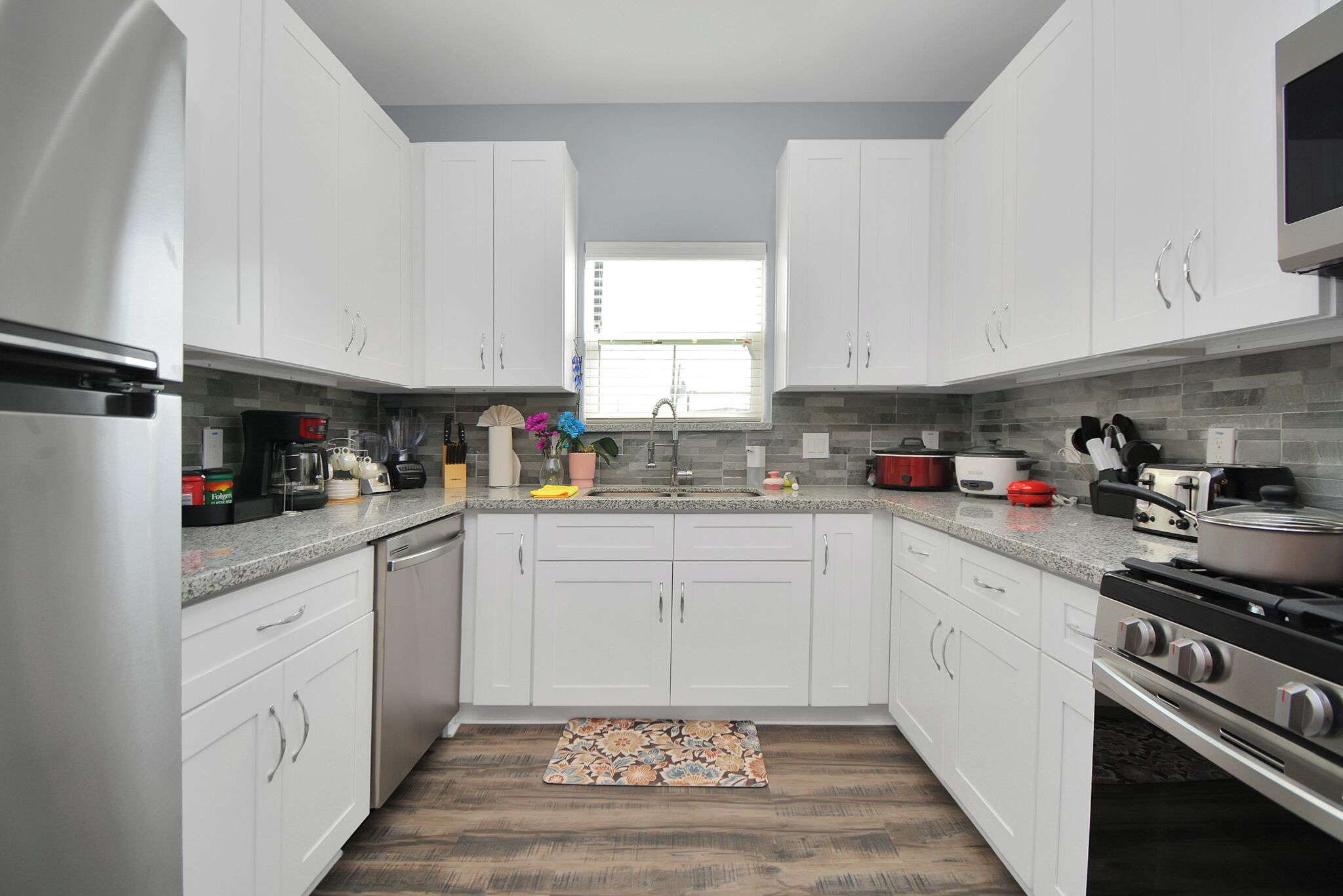 Jääkaappi, mikroaaltouuni, uuni, liesi