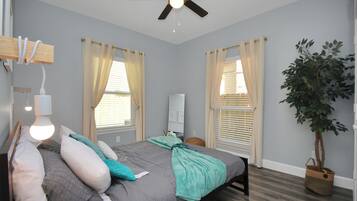 3 bedrooms, desk, iron/ironing board, free WiFi