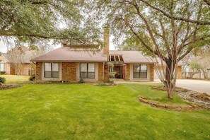 Exterior - Private Pool · On Golf Course· 3 Bed Near Tarleton (Stephenville)