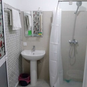 Dusche, Haartrockner, Handtücher, Seife