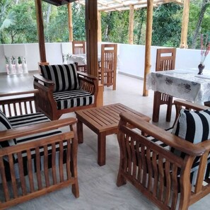 Outdoor dining - Sanduhan Villa, Stay in Sri Lanka! (Warakapola)