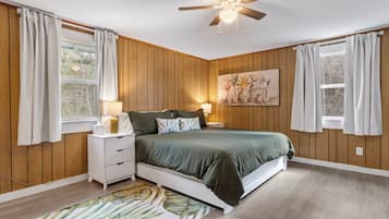 3 bedrooms, desk, iron/ironing board, travel crib