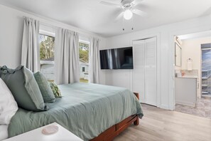 3 bedrooms, desk, iron/ironing board, travel cot