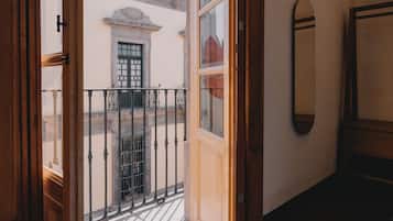 Ropa de cama de alta calidad y caja de seguridad en la habitación