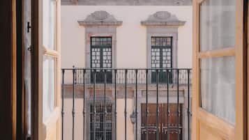 Ropa de cama de alta calidad y caja de seguridad en la habitación