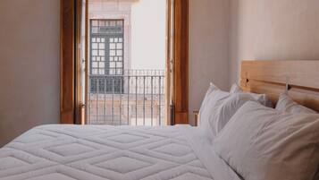 Habitación superior, balcón | Ropa de cama de alta calidad y caja de seguridad en la habitación