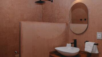 Superior Room | Bathroom | Shower, hair dryer, slippers, towels