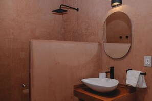 Habitación superior | Baño | Ducha, secador de pelo, zapatillas y toallas