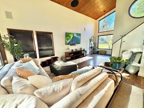 Smart TV, ping pong, books, stereo