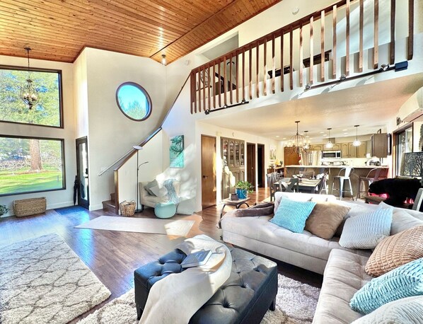 スマートテレビ、卓球台、書庫、ステレオ