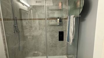 Hiustenkuivaaja, pyyhkeet, saippua, sampoo