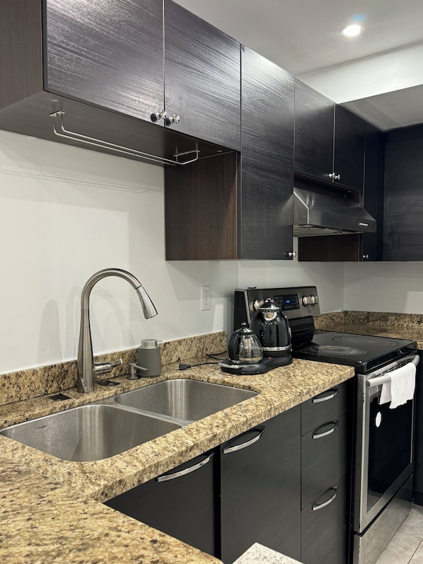 Réfrigérateur, four, plaque de cuisson, lave-vaisselle