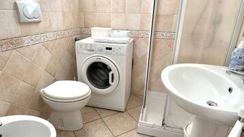 Douche, bidet, serviettes fournies