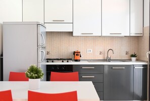 Fridge, oven - P045 – Porto Recanati, splendid three-room apartment 300 meters from the sea (Porto Recanati)