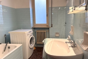 Douche, bidet, serviettes fournies