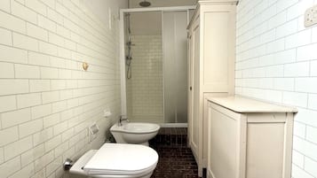Dusche, Bidet, Handtücher